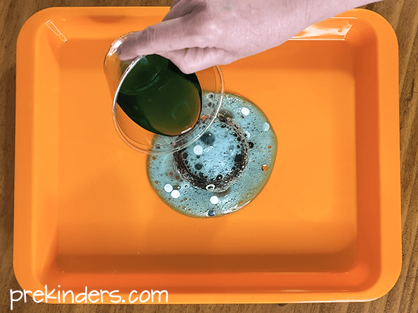 Halloween Science Experiment: pour in vinegar